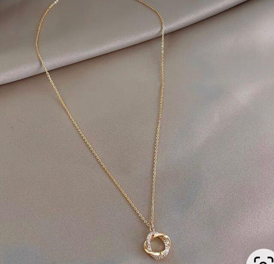 Lariat Loop Pendant Necklace