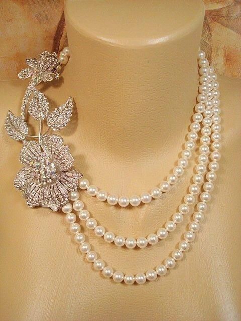 Necklace with pearl ornament details