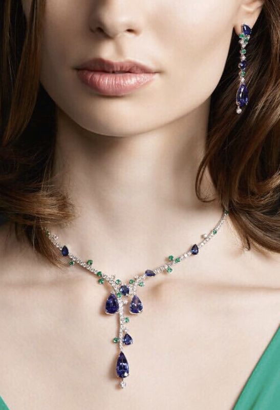 a fine chain with a blue-toned pendant drop
