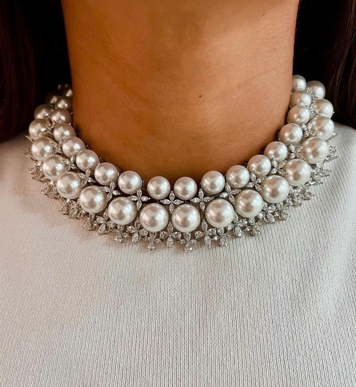 Necklace featuring a close-set row of rounded pale accents