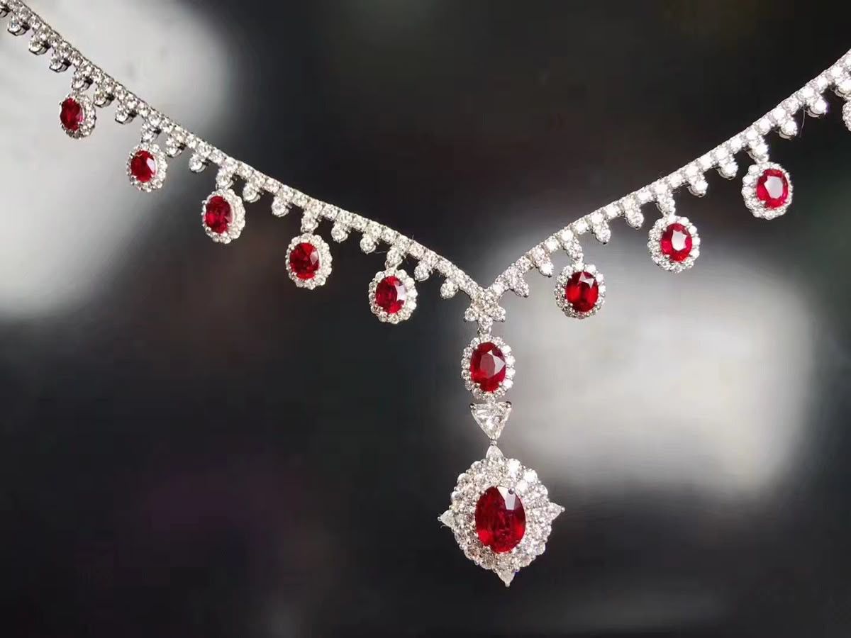 a fine chain with a red-toned center framed by bright accents