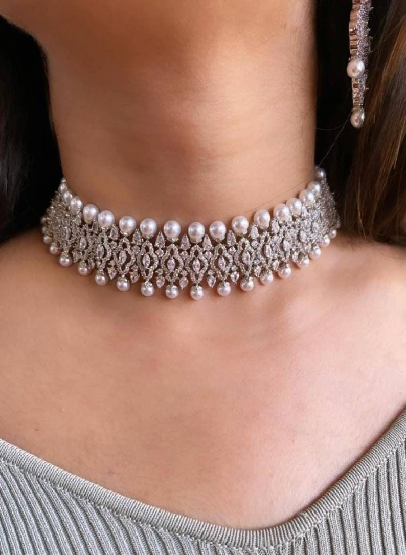 a close-fitting band with repeated bright details