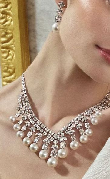 Necklace with pearl collar details