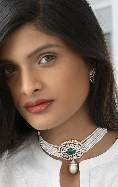 a close-fitting collar with a green center and hanging drops