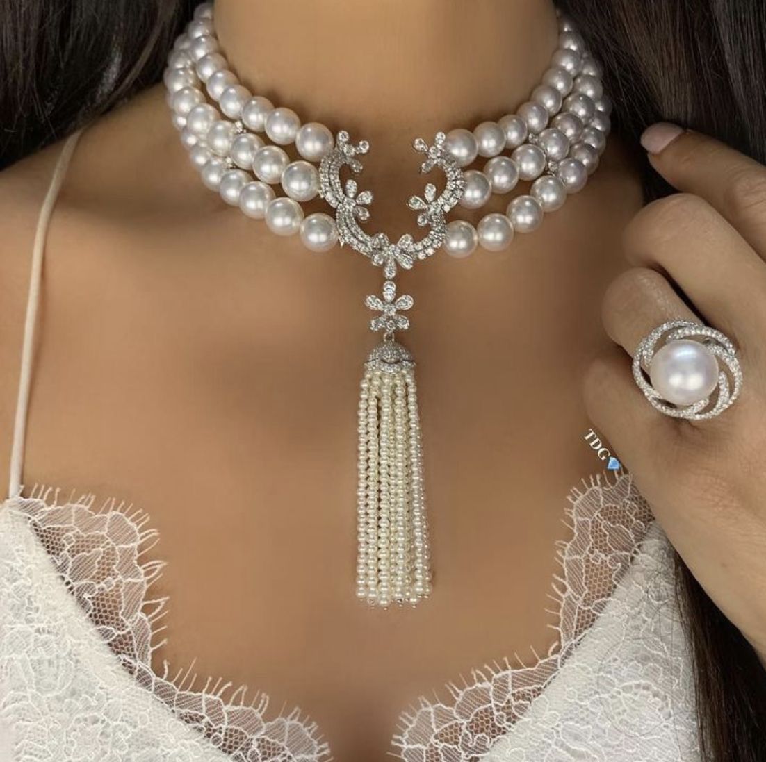 Necklace with pearl ornament details