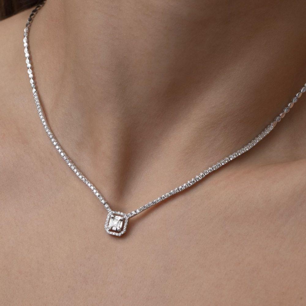 a fine chain with a square center detail