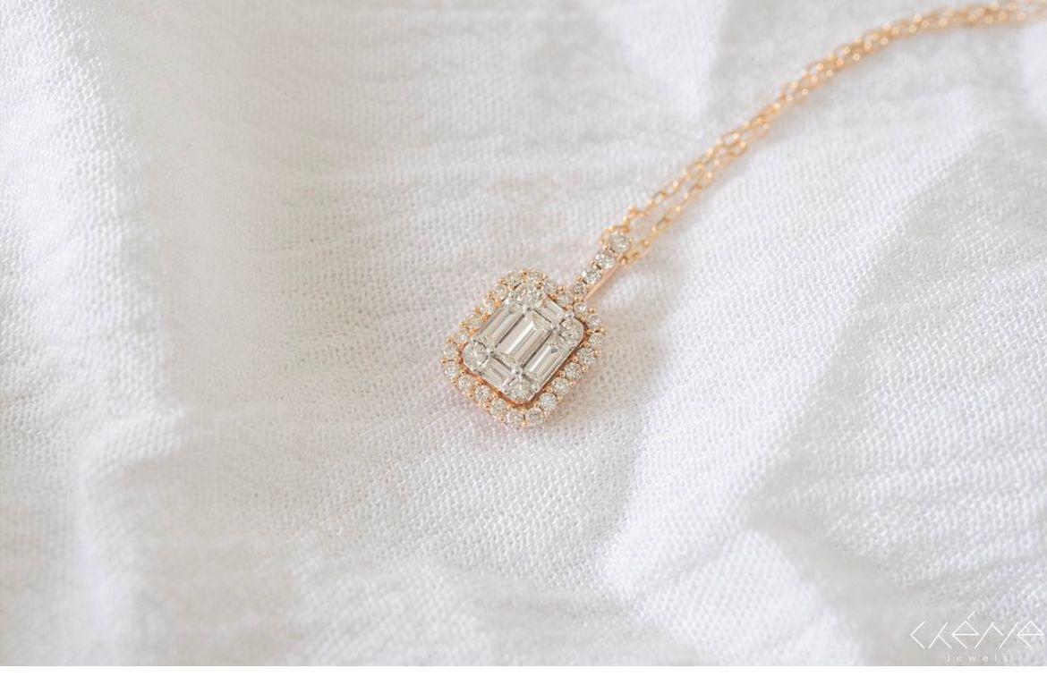 Necklace with pearl ornament details