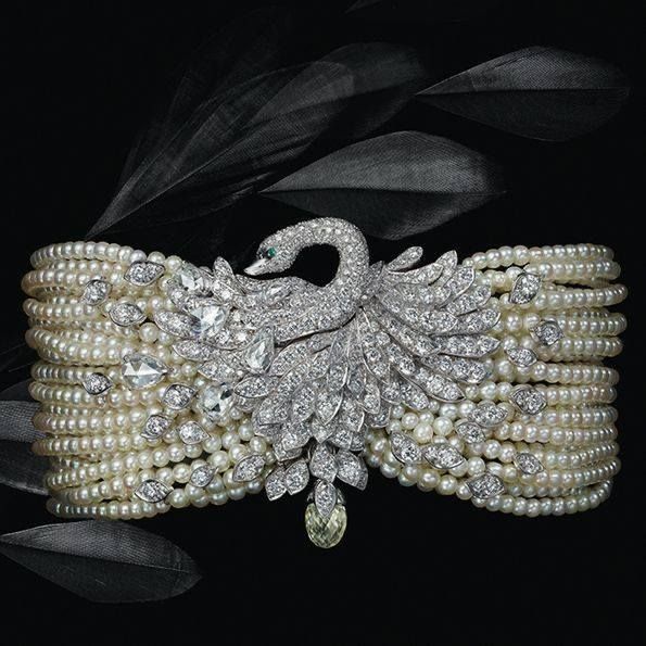 Necklace with pearl collar details