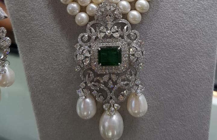 a green-toned rectangular center framed by pale accents