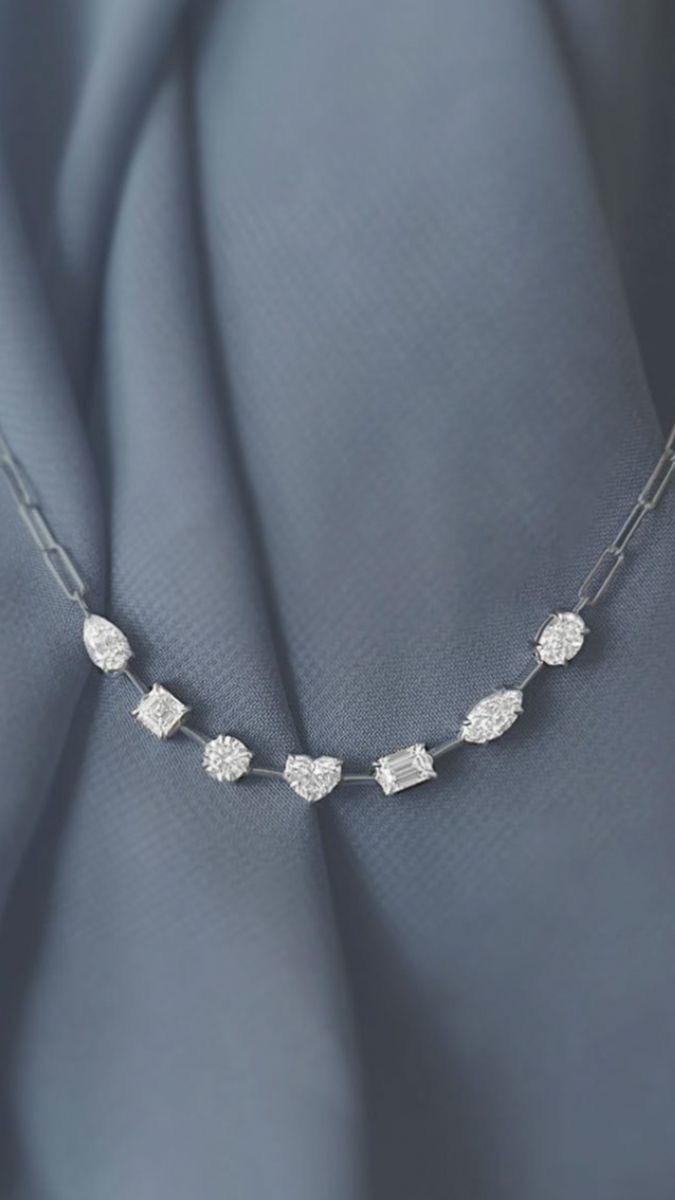 a fine chain with evenly spaced bright details