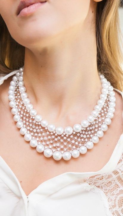 Necklace with pearl ornament details