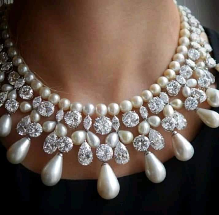 Necklace with pearl ornament details