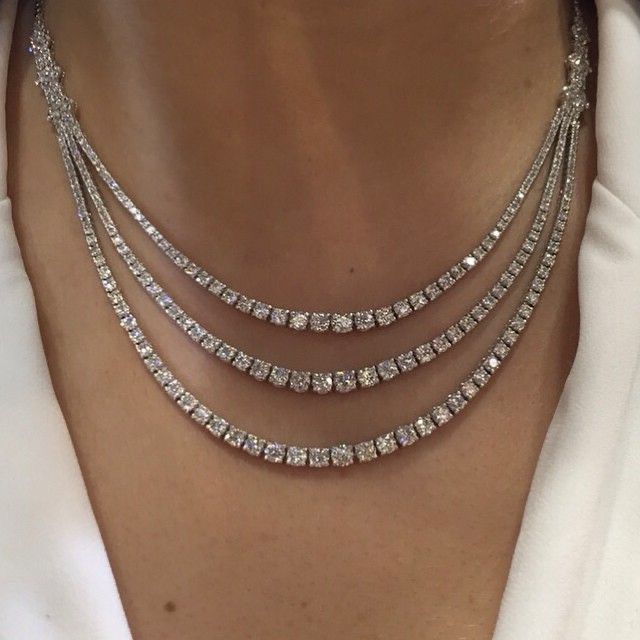 Necklace featuring three fine rows with repeated bright details