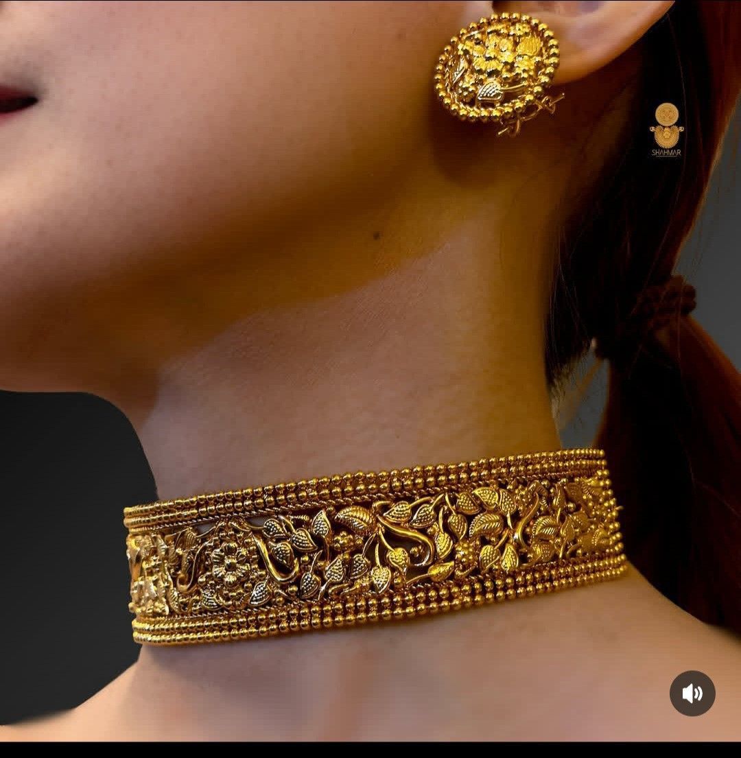 a broad textured band worn closely at the neck