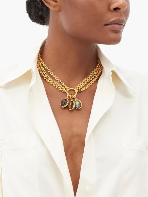 multiple fine chains arranged in layers
