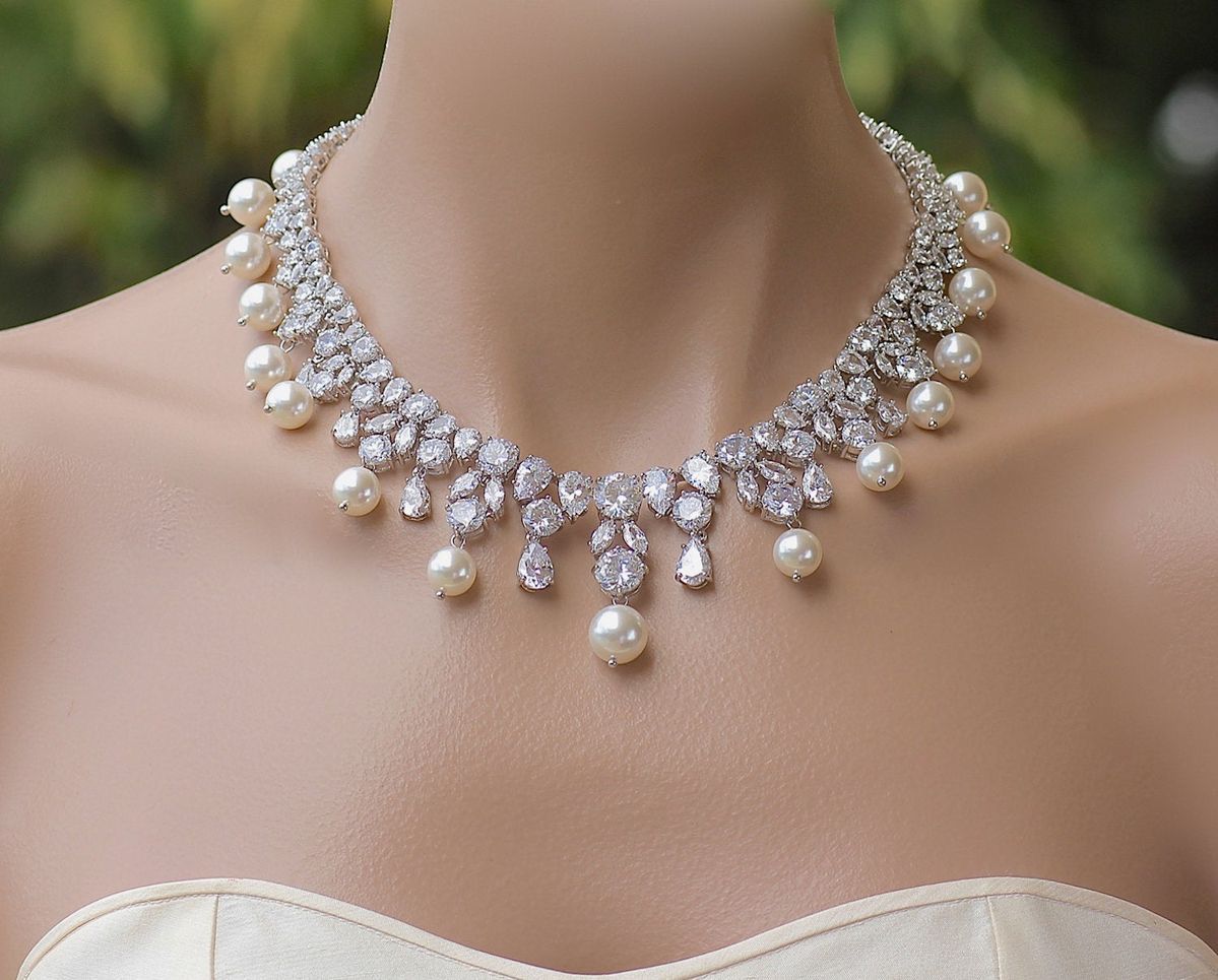 a close-set collar with hanging accents