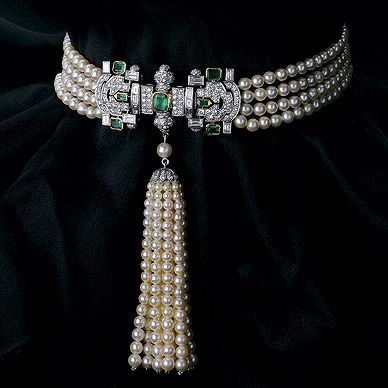 Necklace with pearl collar details