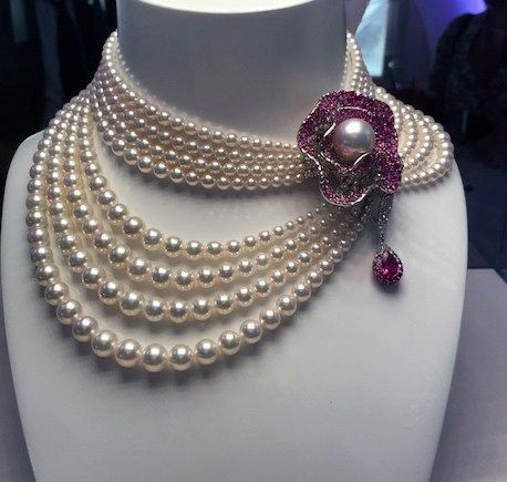 Necklace with pearl ornament details
