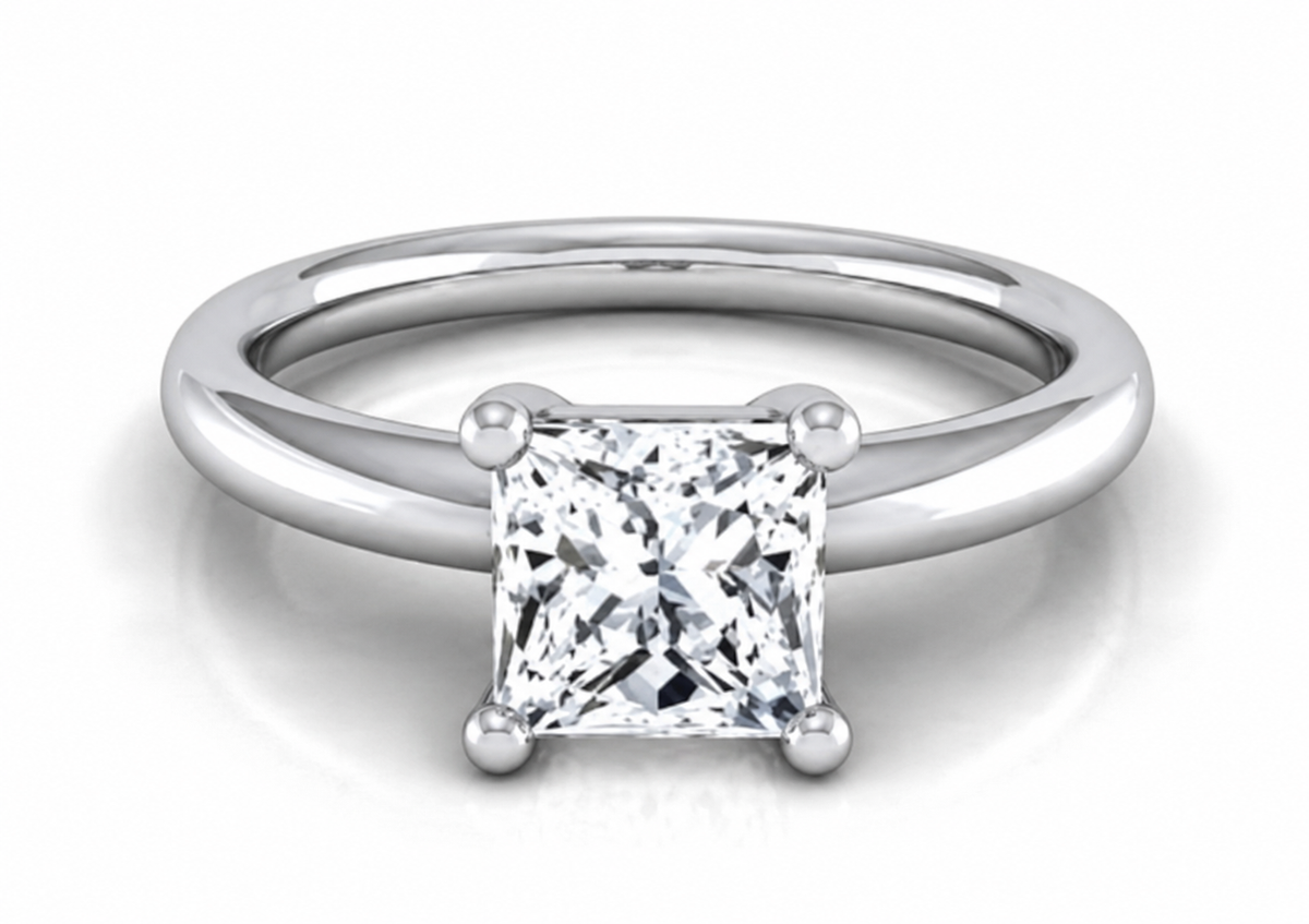 A square clear centre rests in four prongs above a smooth, understated polished band.