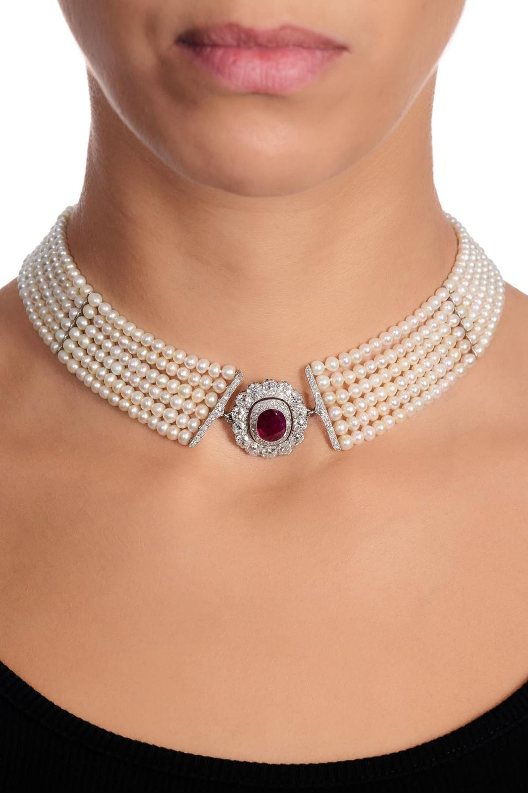 a close-fitting band with a vivid red-toned center