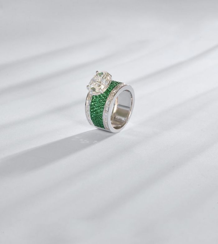 Diamond ring with emerald pavé band
